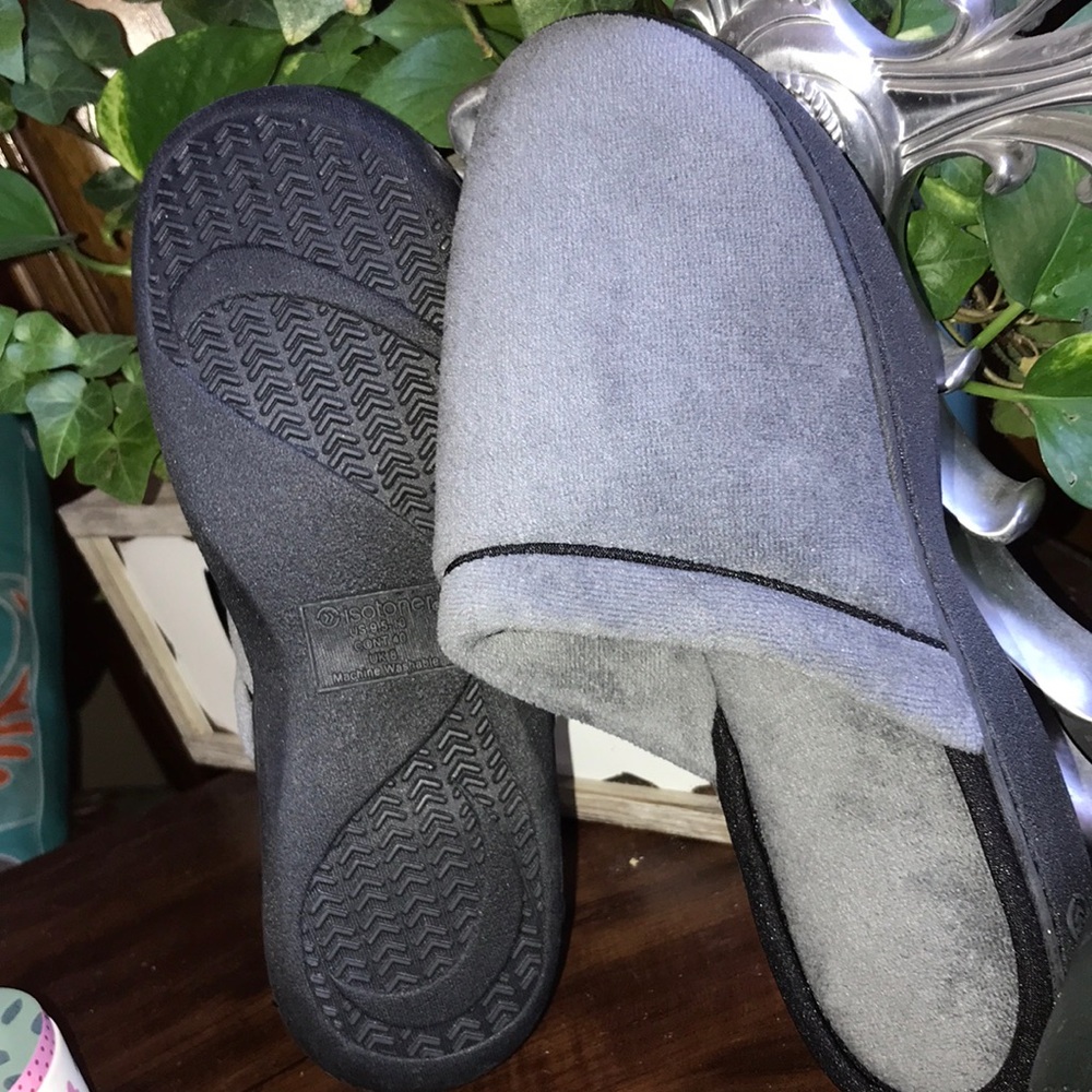 Isotoner slippers new no box size 9 1/2–10